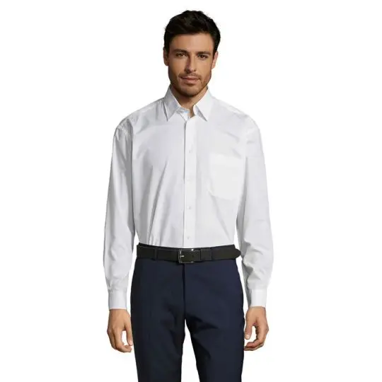 Chemise homme publicitaire blanche en popeline à manches longues portée de face avec poche poitrine et col classique