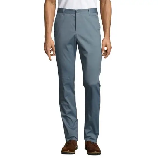 Pantalon stretch homme personnalisable en satin bleu gris, coupe slim, porté avec des chaussures marron