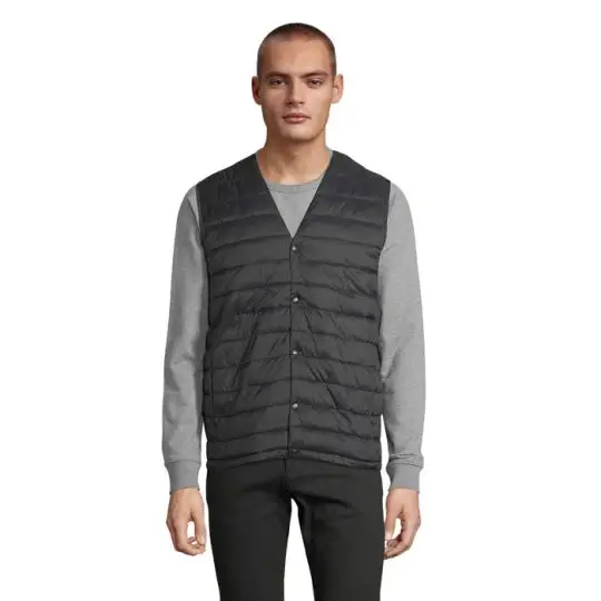 Doudoune sans manches personnalisée homme ARTHUR coloris foncé portée sur un pull gris, matelassage horizontal et col V