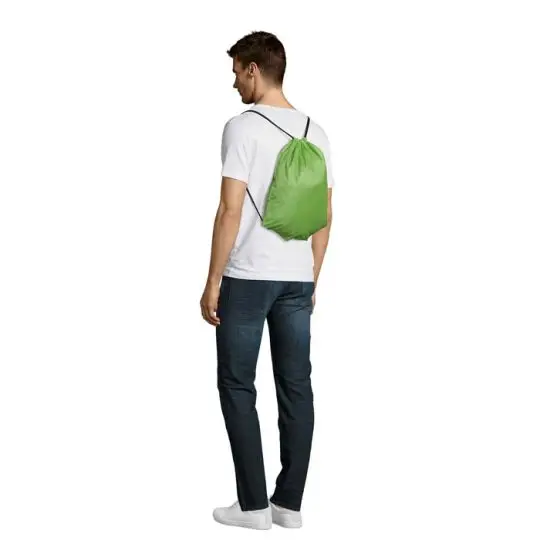 Sac à dos ficelle personnalisé URBAN vert pomme porté sur le dos par un homme, vue de profil avec cordelettes