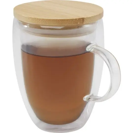 Tasse en verre double paroi personnalisée Leona remplie de thé ambré avec couvercle en bambou et anse en verre
