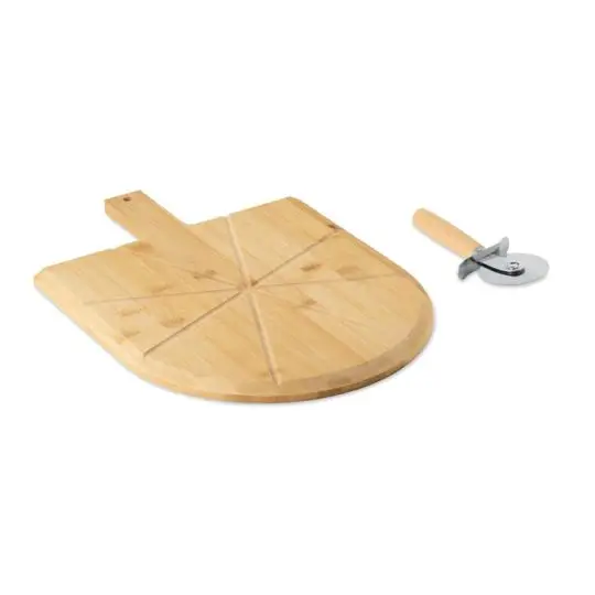 Planche à pizza personnalisée en bambou clair avec rainures de découpe, poignée percée et roulette à lame inox