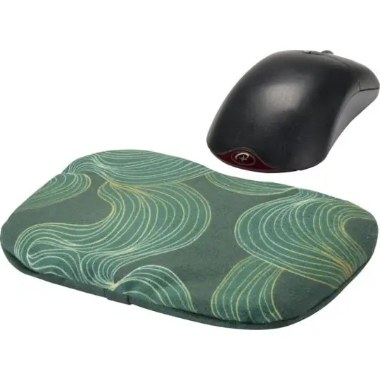 Repose-poignet souris personnalisé MISA en microfibre sublimée verte à lignes dorées à côté d'une souris noire