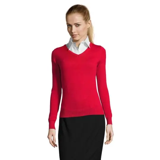 Pull femme personnalisé GALAXY WOMEN rouge col V porté sur une chemise blanche, coupe ajustée et poignets en côte