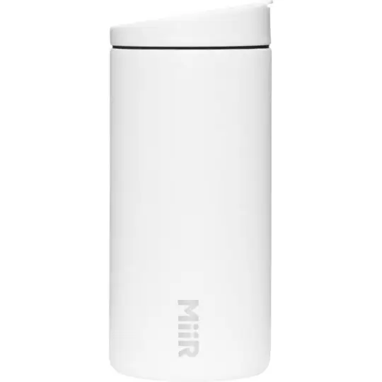 Mug isotherme de voyage MiiR Flip Traveler blanc mat, couvercle étanche et petit logo vertical près de la base