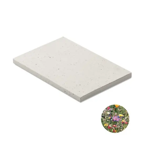 Carnet A5 personnalisé à couverture blanche en papier ensemencé moucheté, vue de biais avec détail des fleurs sauvages