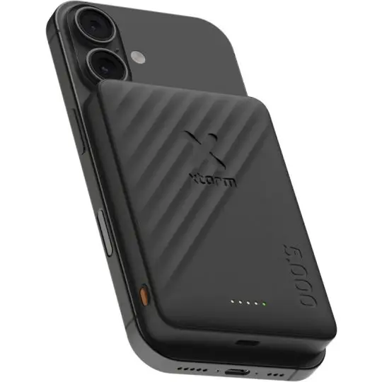 Batterie externe magnétique Xtorm Go2 noire fixée au dos d’un smartphone, nervures et logo X en relief