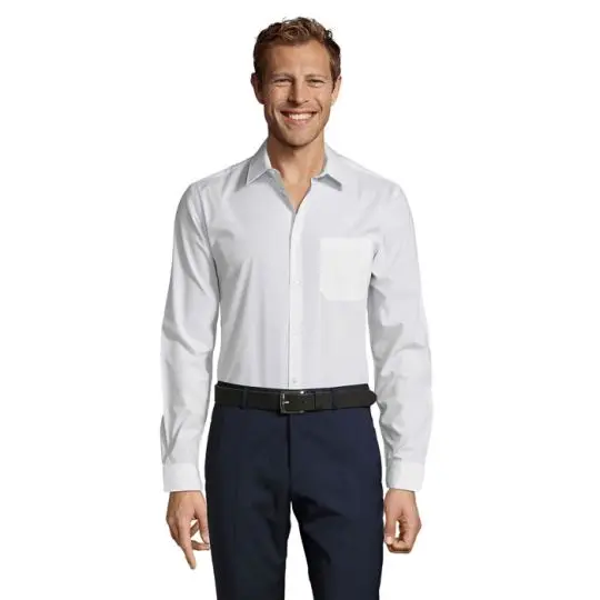 Homme portant la chemise cintrée BALTIMORE FIT blanche à manches longues en popeline, poche poitrine, vue de face
