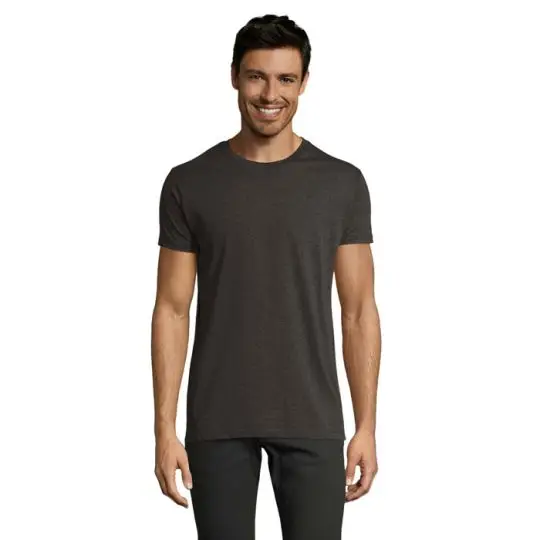 T-shirt homme personnalisé anthracite à coupe ajustée et col rond côtelé, porté de face avec un jean noir