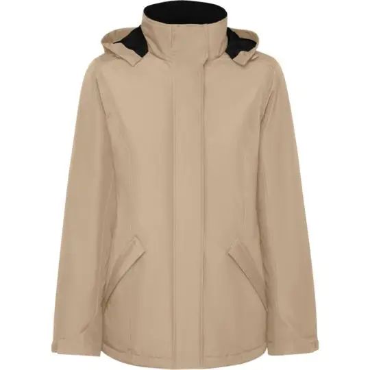 Parka femme personnalisée AMERICA sable foncé vue de face, coupe ajustée, capuche amovible et poches à rabat