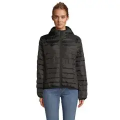 Parka femme personnalisé noire à capuche, matelassage horizontal, portée avec un jean