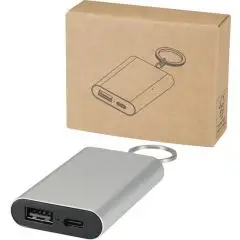 Batterie externe porte-clés Arcturus argentée en aluminium recyclé avec ports USB et anneau, devant sa boîte kraft