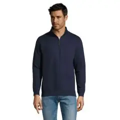 Sweat col camionneur personnalisé bleu marine porté par un homme, col montant zippé et bas en bord côte, avec un jean
