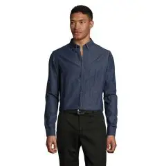 Chemise en jean homme personnalisée BARRY MEN en denim brut indigo, portée boutonnée avec un pantalon noir