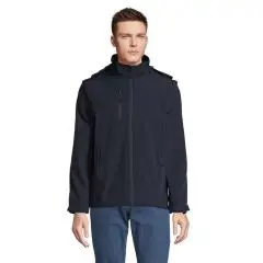 Veste softshell 3 en 1 personnalisée bleu abysse avec capuche, portée fermée par un homme avec un jean
