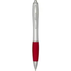 Stylo recyclé personnalisable Nash à corps argenté satiné, grip rouge, clip et poussoir argentés, vu de face