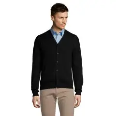 Cardigan homme personnalisé noir à col V boutonné en maille fine porté de face sur une chemise bleue