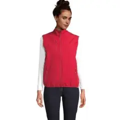 Bodywarmer softshell femme rouge piment porté, col montant, poche poitrine et poches latérales zippées