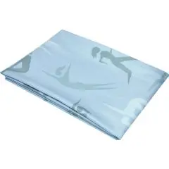 Serviette microfibre personnalisée bleu clair pliée, imprimée en sublimation de silhouettes de sportifs