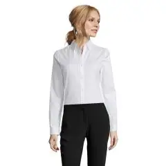Chemise femme personnalisée blanche BRODY WOMEN portée de trois quarts, coupe cintrée et col classique boutonné