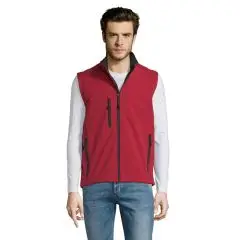 Homme portant le gilet sans manches softshell RALLYE MEN rouge à zips noirs sur un haut blanc, vue de face