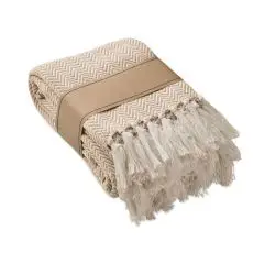 Plaid personnalisé AMMOS beige plié à motif chevrons et franges, présenté dans sa manchette en papier kraft