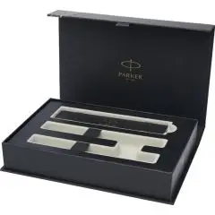 Coffret cadeau Parker IM Essentials noir ouvert, logo Parker doré et calage crème pour stylo roller et stylo bille