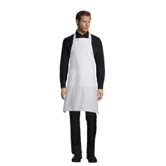 Tablier de cuisine personnalisé blanc à bavette longue et poche avant, porté par un serveur en chemise noire