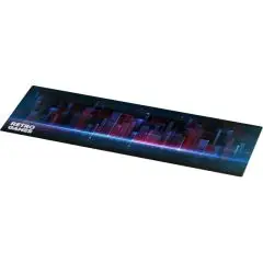 Tapis de souris gaming personnalisé LUMIN 59 x 21 cm imprimé d'une ville néon bleue et rose avec logo, vue inclinée
