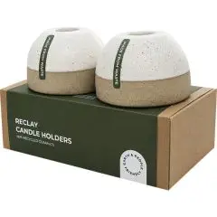 Paire de bougeoirs dôme en céramique recyclée ReClay blanc moucheté et base sable posés sur leur coffret vert