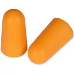 Deux bouchons d'oreille souples orange en forme d'ogive, surface mate finement grainée, vus de près sur fond blanc