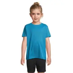 T-shirt sport enfant personnalisé SPRINT KIDS turquoise porté par un garçon avec short noir, vue de face