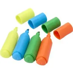 Quatre mini surligneurs publicitaires en plastique recyclé jaune, bleu clair, vert et orange, capuchons retirés