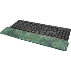 Repose-poignets clavier personnalisé MINA imprimé d'un motif feuillage vert, posé devant un clavier noir
