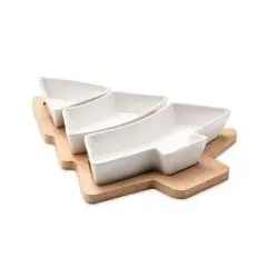Plateau apéritif en bambou en forme de sapin avec trois plats en céramique blanche, vue de trois quarts