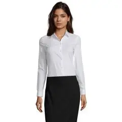 Chemise femme personnalisée BLAKE WOMEN blanche cintrée en popeline stretch, portée avec une jupe noire