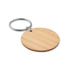 Porte-clés rond en bambou naturel de 4 cm avec anneau brisé argenté, vu de trois quarts sur fond blanc