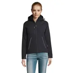 Parka femme personnalisée noire en softshell matelassé, capuche et poches zippées à passepoil clair, portée de face