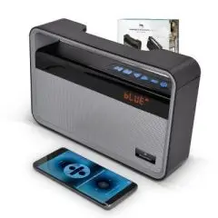 Enceinte radio FM Bluetooth vintage avec smartphone connecté démontrant connectivité sans fil et design transistor