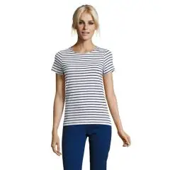 T-shirt rayé femme personnalisable blanc et marine à col rond porté de face avec un jean bleu