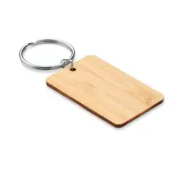 Porte-clé rectangulaire en bambou aux coins arrondis et anneau métal argenté, vue de trois quarts sur fond blanc