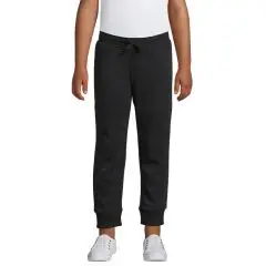 Jogging enfant personnalisé noir en molleton coupe slim porté avec un t-shirt blanc, chevilles en bord-côte