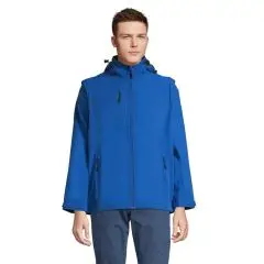 Veste softshell personnalisable bleu royal à capuche portée de face avec fermeture zippée et poches zippées