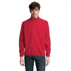 Veste softshell personnalisée rouge pour homme, zippée jusqu'au col montant, portée de face avec un jean