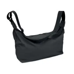 Sac bandoulière SLING noir en nylon hydrofuge, forme demi-lune souple et bandoulière réglable, vue de trois quarts