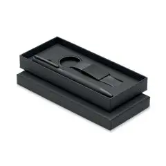 Coffret stylo personnalisé noir ouvert avec stylo en aluminium recyclé et porte-clés en PU dans leur calage