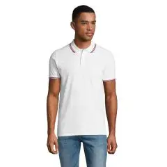 Polo piqué homme personnalisé PRESTIGE MEN blanc à liserés rouges et bleus au col et aux manches, porté avec un jean