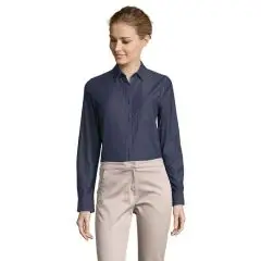 Chemise en jean femme personnalisée BARRY WOMEN cintrée en denim brut indigo, portée avec un pantalon beige