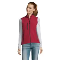 Gilet softshell femme personnalisé rouge RALLYE WOMEN porté de face avec col montant et poches zippées contrastées