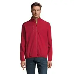 Veste softshell homme personnalisée rouge piment portée de face avec col montant et fermeture zippée